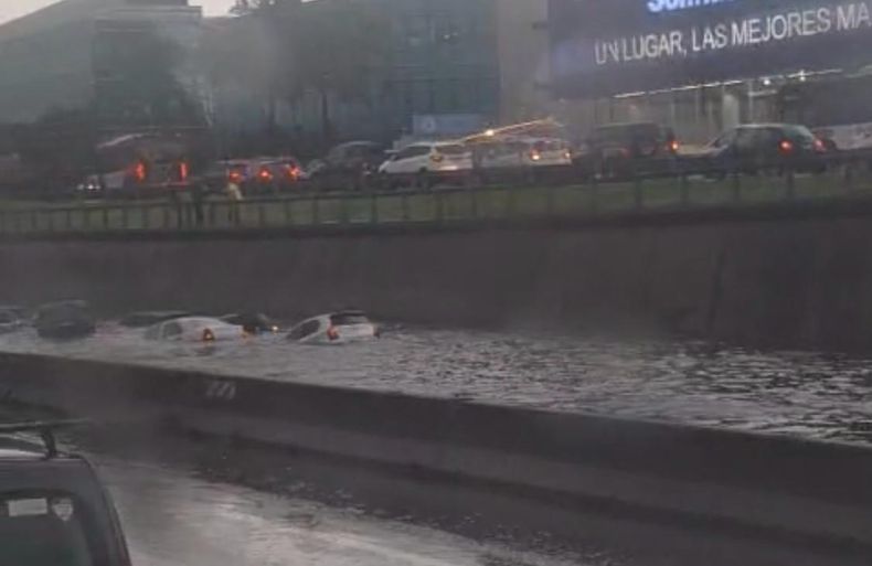 Varios vehículos flotan con más de un metro de agua en la Panamericana altura Márquez.&nbsp;