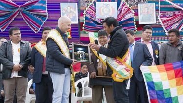 PRESENTES. Ducoté junto a autoridades de la comunidad boliviana..