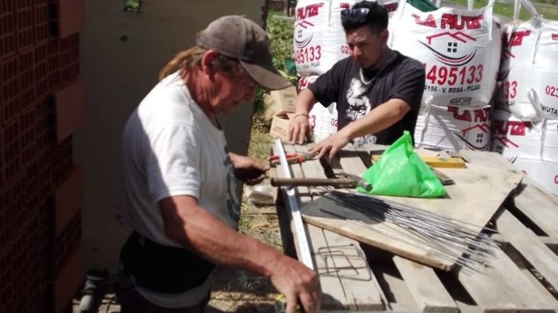 VOLVER A EMPEZAR. El Socra recibe ayuda de su papá para erigir su nueva casa..