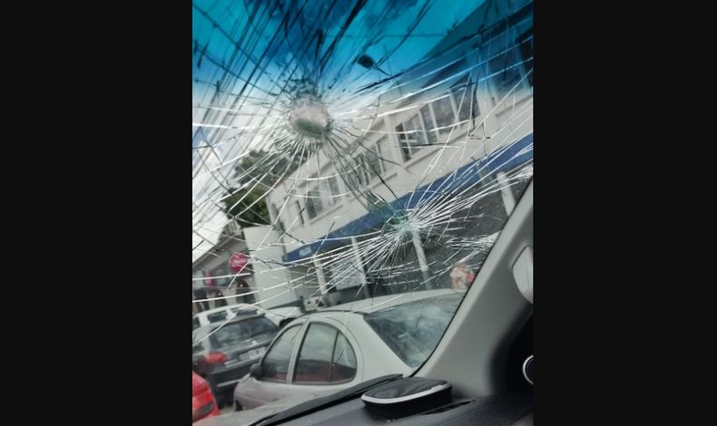 El parabrisas de la Hilux quedó dañado por los culatazos.