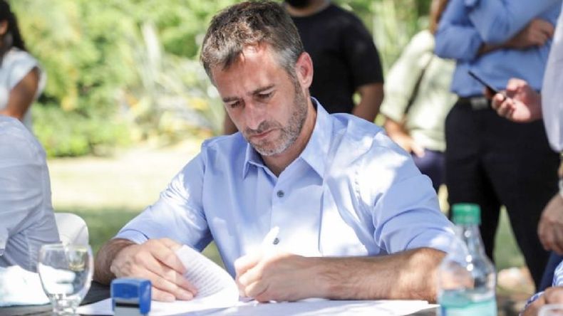 CONVENIO. Achával firma los documentos bajo la arboleda del parque Pereyra Iraola..