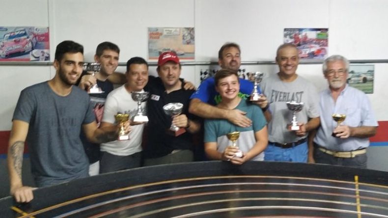 SON OCHO. Todos los premiados unidos en la pista del Club Sportivo..