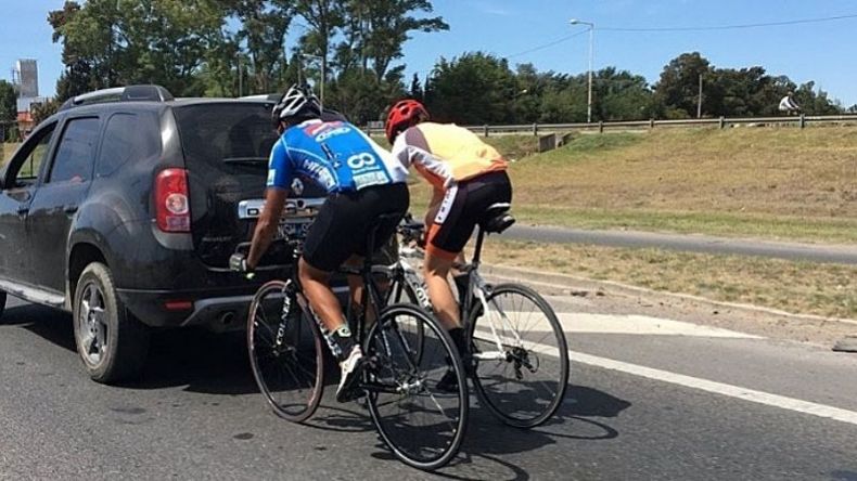 PEGADOS. Un automovilista fotografió a dos ciclistas circulando por Panamericana, “chupados” a un vehículo. .