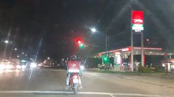 (Semáforo de Ruta 8 y Almirante Brown) @pilaradiario 100 x 100 de efectividad, ya funciona. SERGIO GONZALEZ / @supergonzalezok.