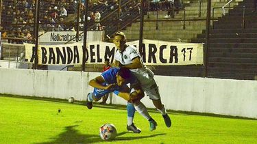 ASPERO. Crego intento superar a su marcador. Una imagen de lo que fue el partido. Foto. Fredy Caballero. .