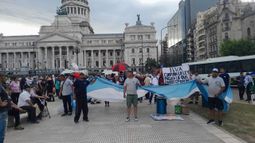 Los trabajadores despedidos de ILVA, frente al Congreso Nacional este miércoles. Los trabajadores despedidos de ILVA, frente al Congreso Nacional este miércoles.