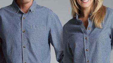 ¿por que las camisas de mujer y hombre se abotonan en lados distintos?