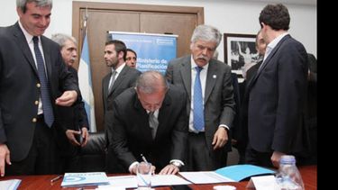 FIRMA. Zúccaro suscribió tres convenios con De Vido, todos para obras públicas..