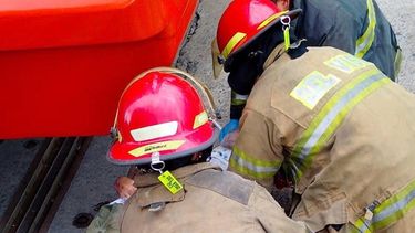 Los bomberos en el momento en que asisten a la víctima.&nbsp;
