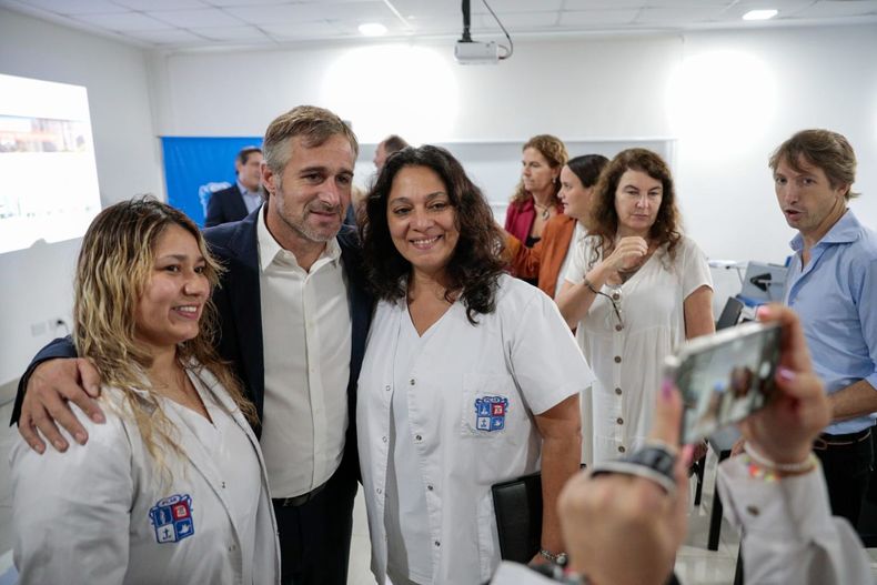 PRESENTACIÓN. Achával hizo el anuncio junto a médicos y autoridades universitarias.