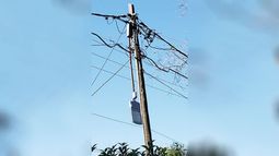 Ya que están que vea quién se va a encargar del arreglo de las nuevas luminarias porque al día de hoy no lo saben. @MunicipioPilar. Un día duró y solo el cambio del aparato y no del brazo viejo y oxidado que por lógica con el peso se iba a torcer. Respuesta ya, La Lonja. veronica @vevitak..