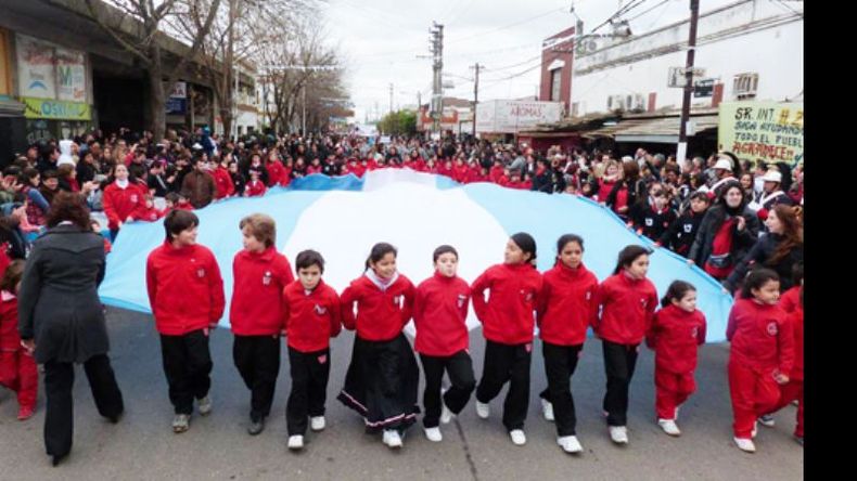 La bandera gigante de los chicos del colegio Santiago Derqui se robaron todas las miradas del público presente..