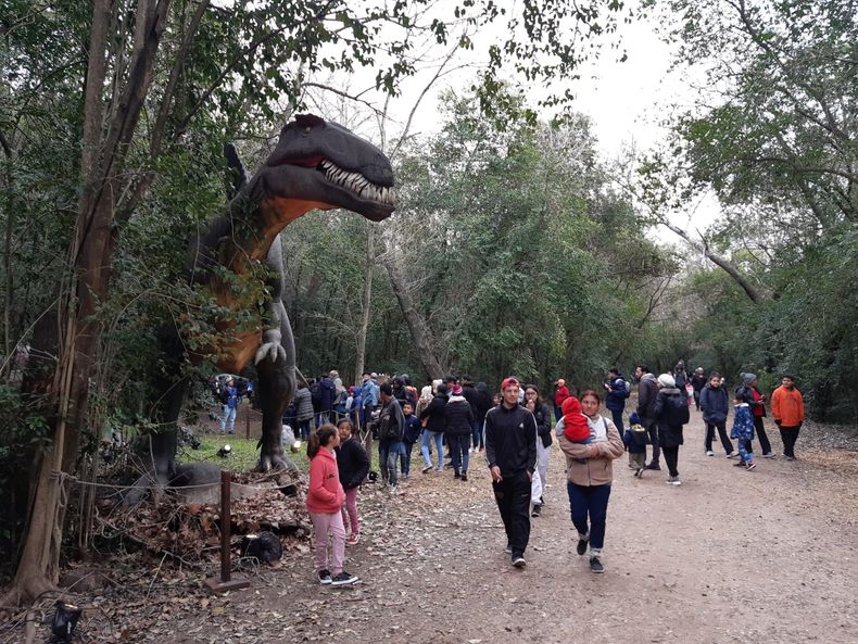 Uno de los enormes dinosaurios de Parque Pilar Jurásico.