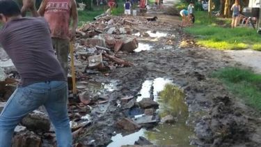 Los vecinos de Luchetti también tuvieron que ponerse a arreglar sus calles.