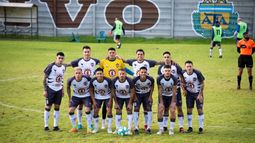 EQUIPO. El once titular de Metalúrgico, que empató con la última pelota en Alberti..