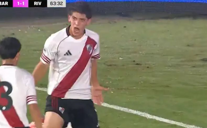 Joaquín Amor grita el 2-1 transitorio de River ante Barcelona por la Messi Cup.