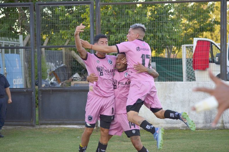 SIGUEN LOS FESTEJOS. Real Pilar consiguió una victoria clave ante Yupanqui y el campeonato está cada vez más cerca.