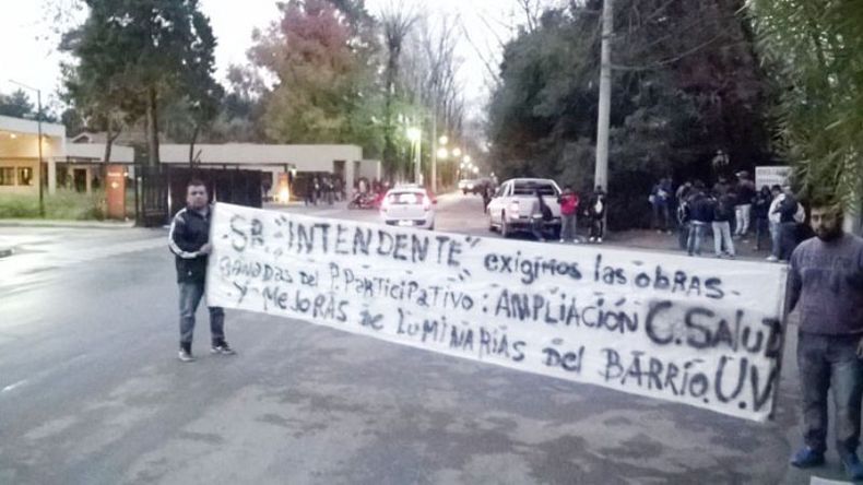 ESCRACHE. Protesta vecinal frente al Highland Park por el centro de salud..