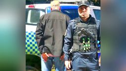 Testigos afirman que es habitual que el ahora detenido acose sexualmente a mujeres que pasan por la vereda de su casa. Testigos afirman que es habitual que el ahora detenido acose sexualmente a mujeres que pasan por la vereda de su casa.