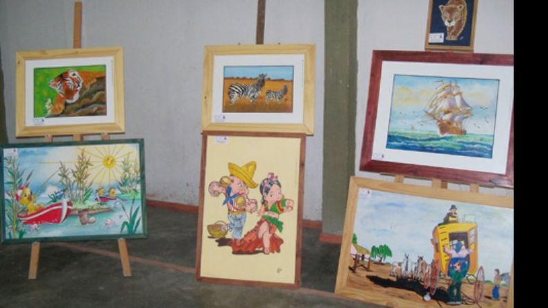 Algunas de las pinturas y trabajos en tela presentados por los vecinos de Villa Rosa..
