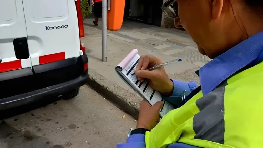 El proyecto establece que las multas se seguirán cobrando por las vías legales, pero ya no podrán bloquear el trámite para obtener o renovar el registro.