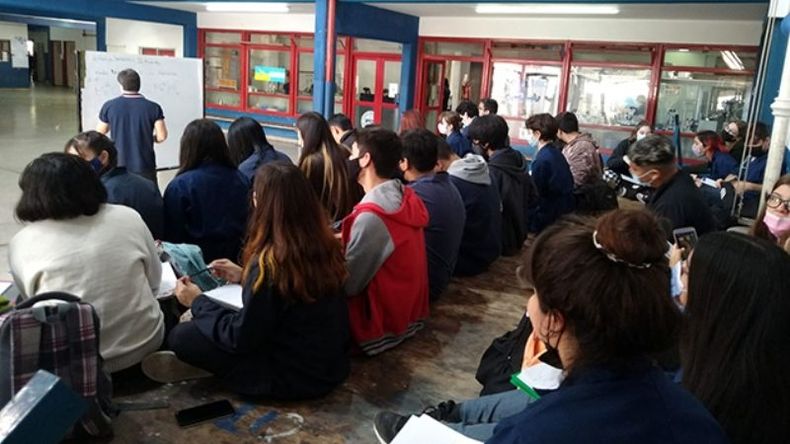 Los chicos y docentes, con clases en el patio (foto Julieta González)..