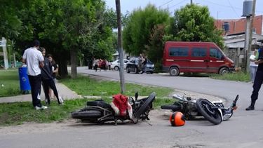 Las motos quedaron tiradas en el asfalto.