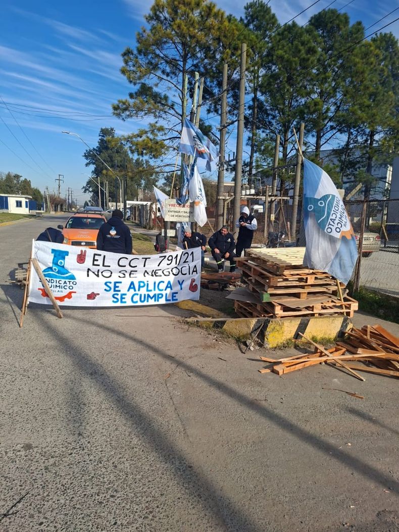 RECLAMO. Los trabajadores protestan en la entrada de la planta, aunque por ahora no hay cese de actividades.&nbsp;