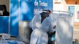 DIAGNÓSTICO. Una unidad móvil de testeos recorre Lagomarsino esta semana..