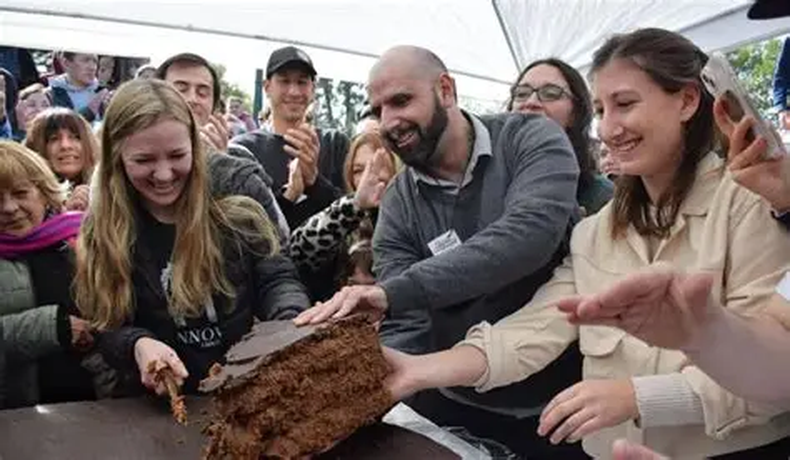 Fiesta del Alfajor Regional en San Antonio de Areco. (blog.welcomeargentina.com).