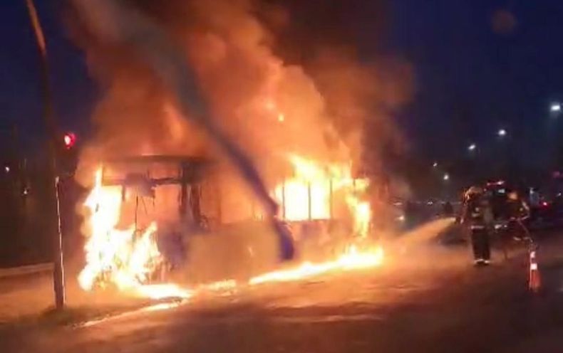 El colectivo incendiado en la ruta 8 a la altura del barrio Pinazo.&nbsp;