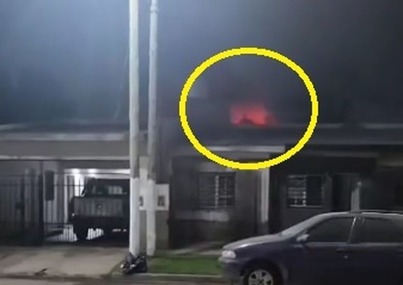 FUEGO. El incendio en Monterrey captado desde una casa vecina.
