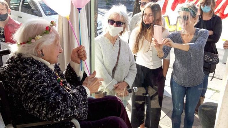 CUMPLEAÑOS. El 23 de agosto, Luisa celebró los 107 con su familia detrás del vidrio. .