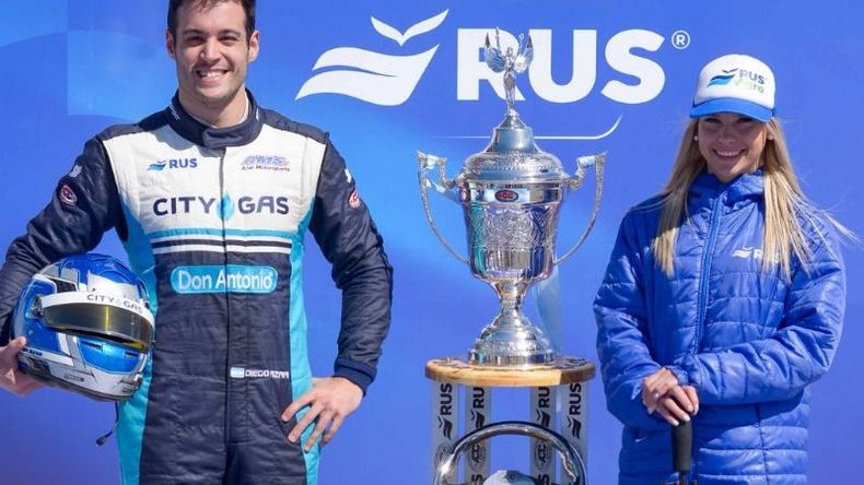 FELICIDAD. Azar al lado de la Copa de Plata del TC Pista. Foto: Damián Barischpolski..
