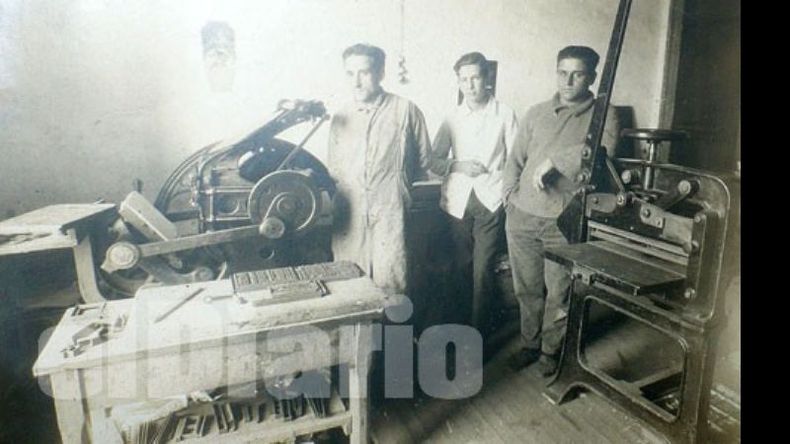 Miguel Fortez (derecha.) junto a su hermano Severo y un empleado, en 1922, imprimiendo El Imparcial..