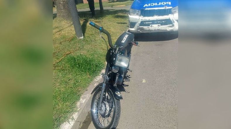INCAUTADA. La moto fue llevada a la comisaría junto a los detenidos..
