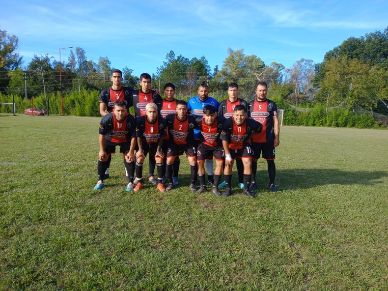EQUIPO. Villa Rosa volvió a ganar de local y se mantiene al frente del grupo.