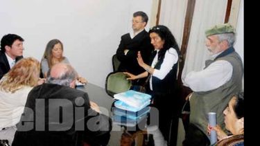 Alfaya plantea el reclamo de los foros a los funcionarios, el jueves, en La Plata. A su lado, Buyatti y Oliva..