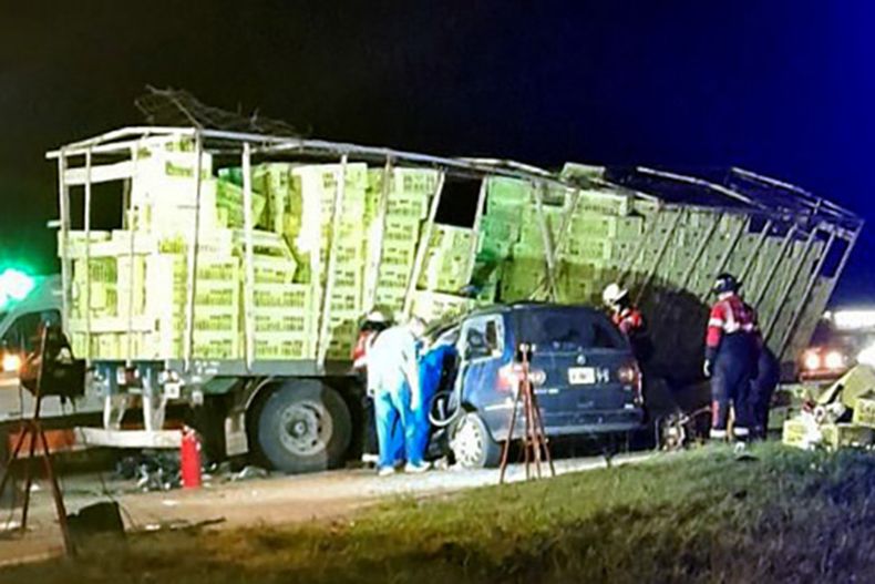 Las víctimas quedaron atrapadas en el auto.