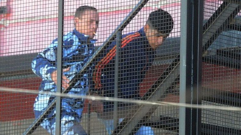 ESCALERAS. Luciano González es ingresado por la parte trasera de la fiscalía donde declaró. Foto: Clarín. .