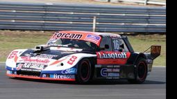 Gonzalo Perlo y el Ford sin cargas, ayer en el renovado autódromo de Termas de Río Hondo..