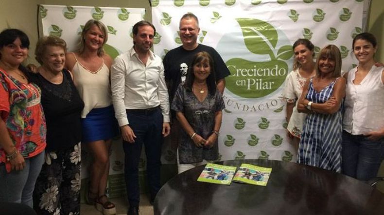 RENOVACIÓN. La Fundación Creciendo en Pilar cambió sus autoridades esta semana. De ahora en más será presidida por Elsa Burcheri, Hernán Barletta será su secretario mientras que Darío Finkelstein quedará a cargo de la tesorería. En la foto, todos los integrantes de la Comisión Directiva..