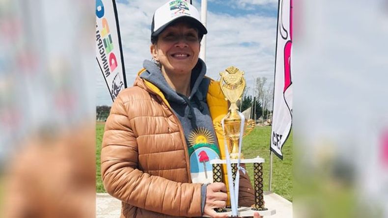 GANADORA. Allende con su trofeo tras cumplir con el objetivo..