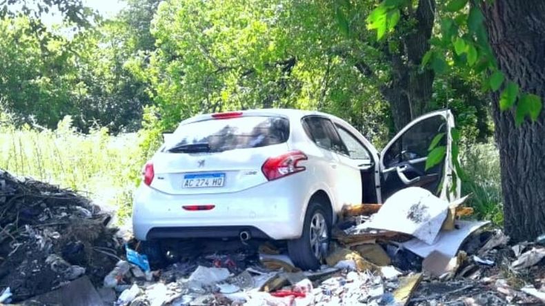 NO VA MÁS. El auto de los delincuentes quedó atascado en un montículo de basura..