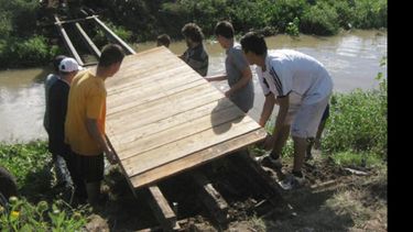 Vecinos ayudan a montar el puente. Foto: El Apogeo..