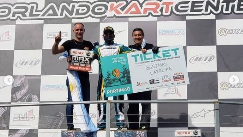 CAMPEÓN. Carreira festeja con su equipo la clasificación al Mundial de Portugal..