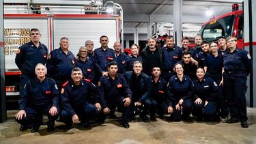 Achával y Laurent junto a un grupo de bomberos voluntarios. Fue durante la visita al Cuartel Central.