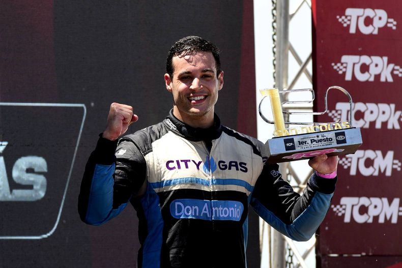 PREMIO. Azar posa con el trofeo tras ganar en San Nicolás.