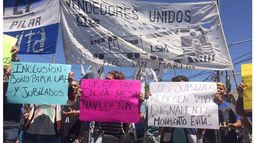 PEDIDO HECHO CARTEL. Los manifestantes, ayer, frente a Anses..