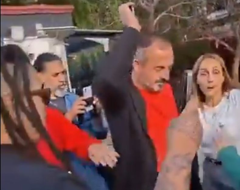 EMPUJONES. Captura del video donde se ve a Arietto impedir el acceso al delegado Leandro Gómez.